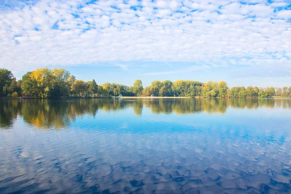 Podzimní Krajina Jezero Lese Podzim Modrá Obloha Mraky Bílá Odráží — Stock fotografie