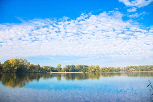 Podzimní Krajina Jezero Lese Podzim Modrá Obloha Mraky Bílá Odráží — Stock fotografie