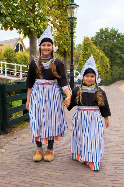 Dzieci Strojach Ludowych Holenderski Vintage Dwie Dziewczyny Ubrani Holenderski Ubrania — Zdjęcie stockowe