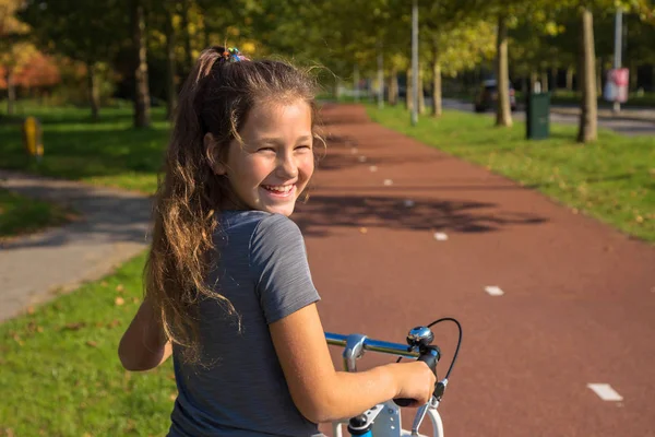 Счастливый Голландский Мальчик Смеется Красивая Маленькая Девочка Ездит Велосипеде Дорожки — стоковое фото