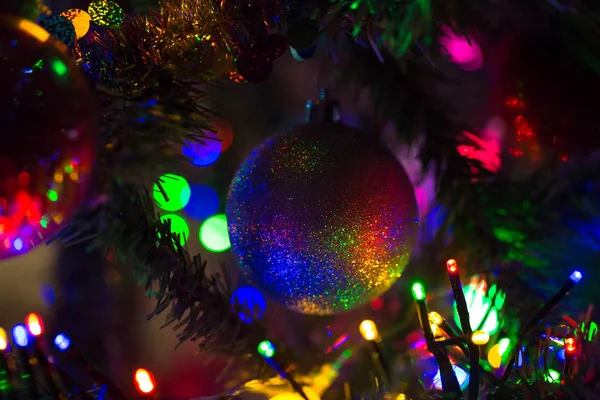 Bola Navidad Arco Iris Multicolor Colgando Árbol Navidad Las Luces —  Fotos de Stock