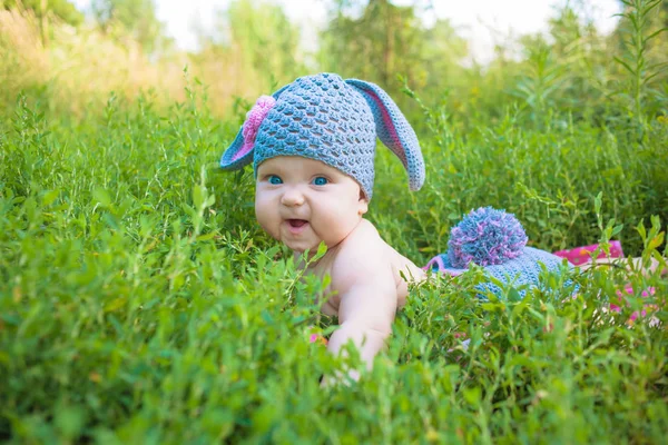 イースターの休日 緑の春の草の子羊コスチューム イースターのウサギのかわいい赤ちゃん 笑みを浮かべて赤ちゃん子供は イースターのウサギのようなポーズします 子供たちは楽しい時を過す — ストック写真