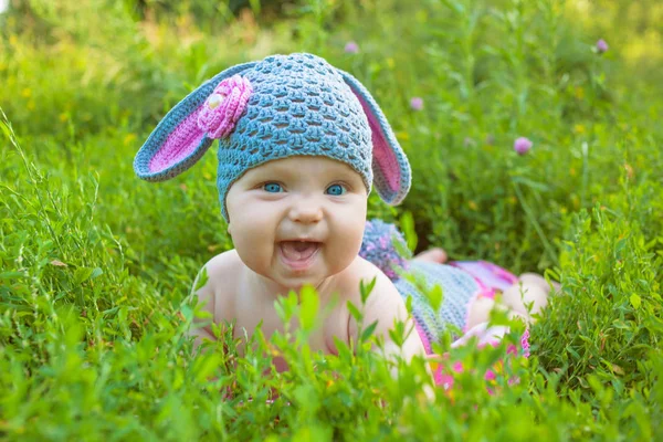 复活节假期 可爱的婴儿在复活节兔子的羔羊服装在绿色的春草 像复活节兔子一样的微笑的小孩 孩子们玩得很开心 — 图库照片