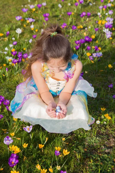 可爱的女孩收集复活节巧克力蛋之间的花朵 可爱的微笑的孩子拿着巧克力复活节彩蛋 复活节儿童肖像 — 图库照片