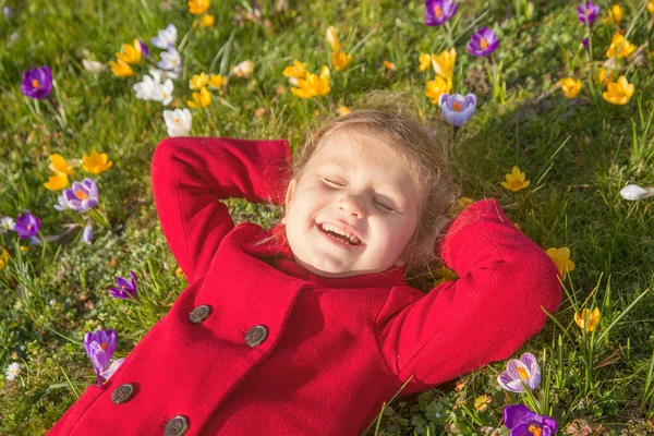 Παιδί απολαμβάνει την άνοιξη, ήλιος και λουλούδια. Πρώτα λουλούδια και ευτυχισμένη ch — Φωτογραφία Αρχείου