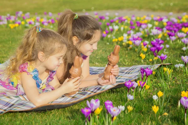 Vacaciones de Pascua, vacaciones familiares, alegría y concepto de primavera . —  Fotos de Stock