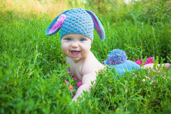 Mosolygós baba gyerek pózol, mint egy húsvéti nyuszi. Boldog gyermek — Stock Fotó