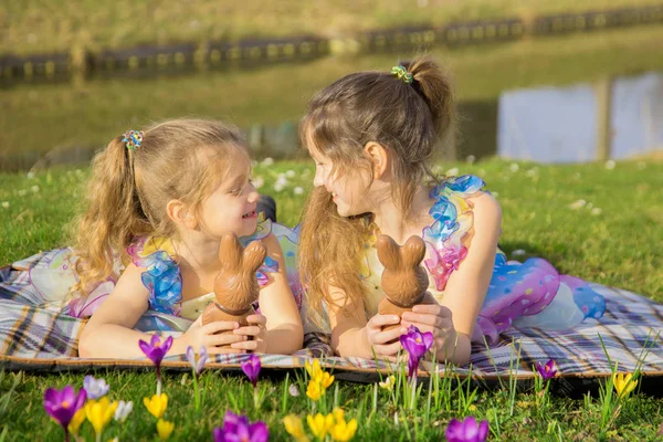 Mutlu aile, gülümseyen çocuklar, Paskalya tatili — Stok fotoğraf