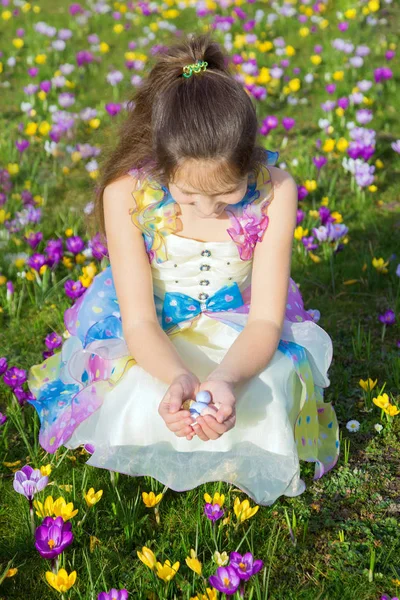 Osterglückliches Kinderporträt. — Stockfoto