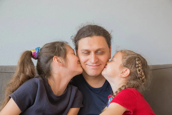 Kinder Küssen Vater Zwei Kleine Mädchen Küssen Papa Auf Beide — Stockfoto