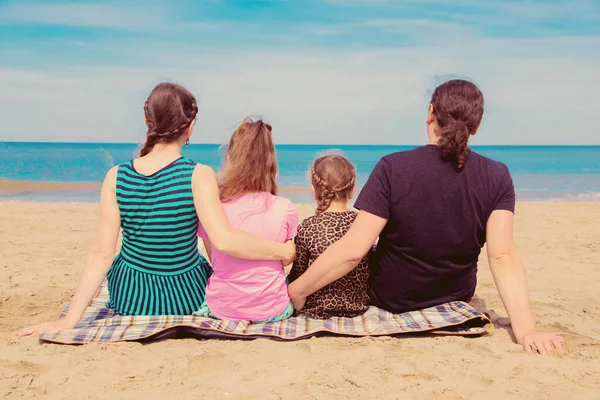 Família Está Abraçar Praia Uma Família Senta Praia Olha Para — Fotografia de Stock