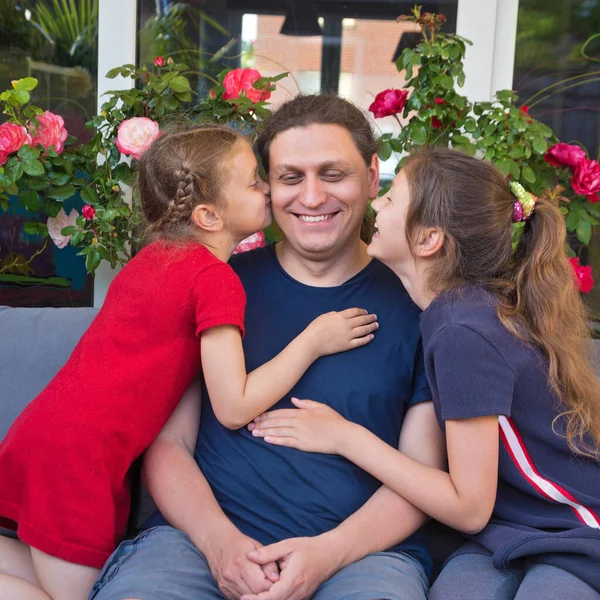 Los Niños Besan Papá Dos Niñas Besan Papá Ambas Mejillas — Foto de Stock