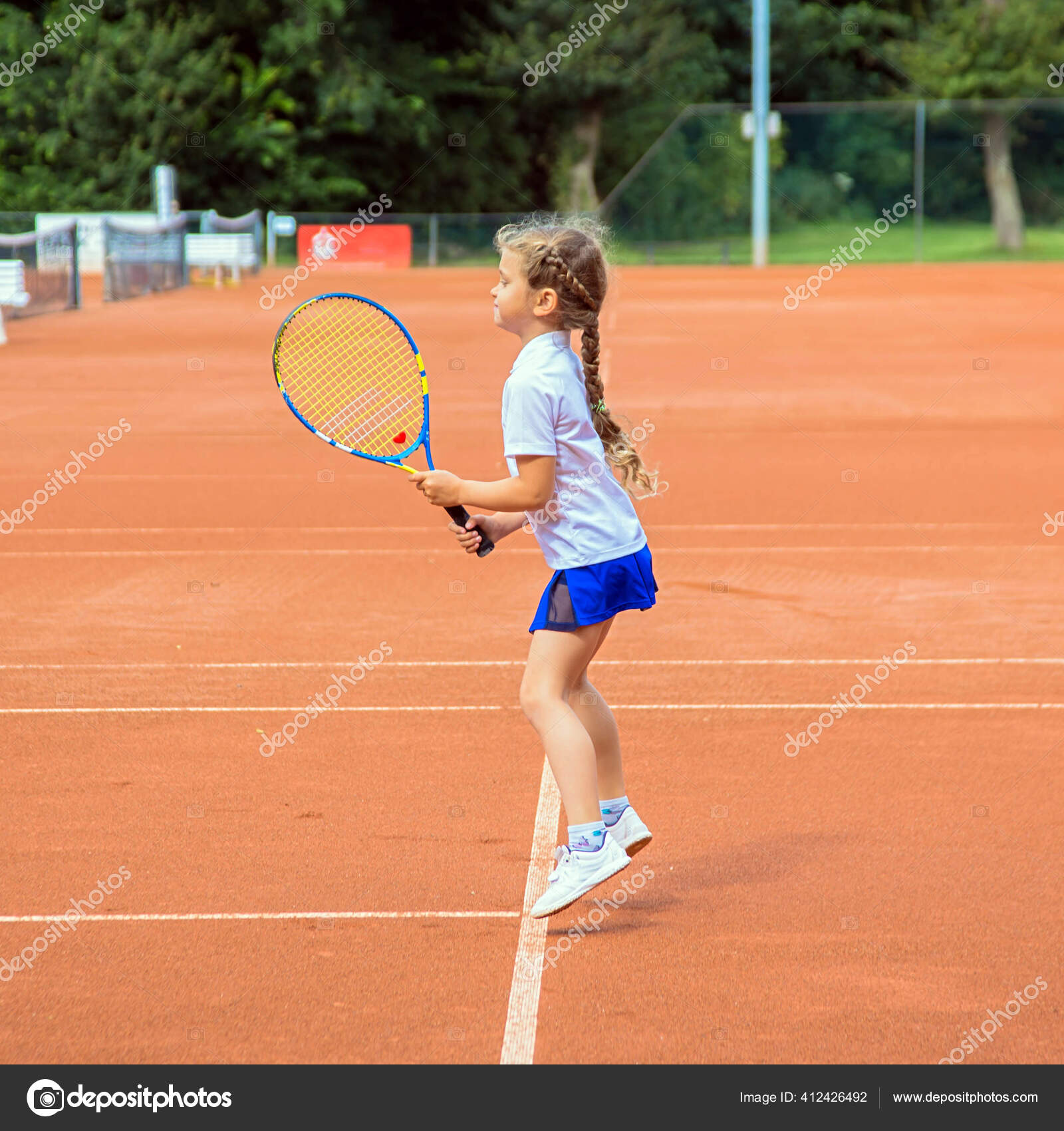 O desporto é a nossa vida. meninas pequenas com raquete de tênis