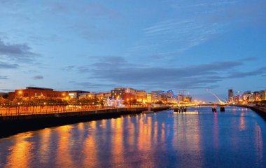 Samuel Beckett'ın Köprüsü ve Dublin City Liffey Nehri