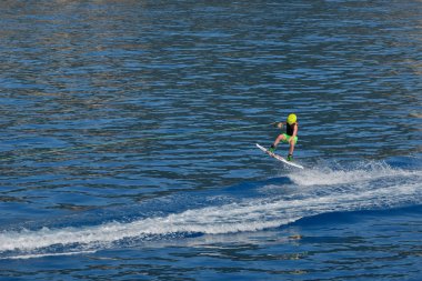 Küçük çocuk Wakeboarding yaz deniz üzerinde