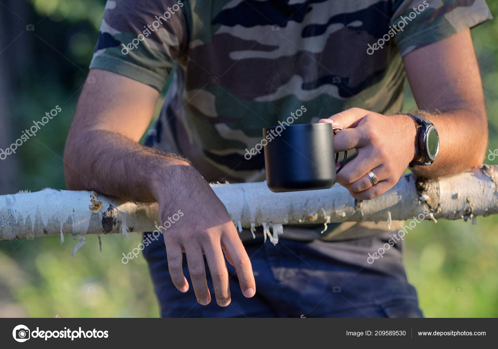 フェンスで囲まれた牧場で朝コーヒーを飲む男性 ストック写真 C Mady70 フェンスで囲まれた牧場で朝コーヒーを飲む男性 ストック写真 C Mady70