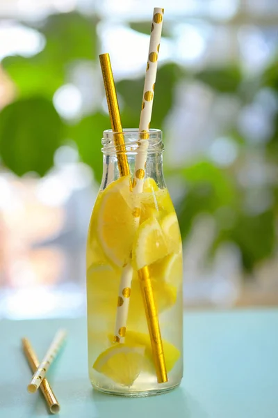 Bottiglia Acqua Limone Tavola — Foto Stock