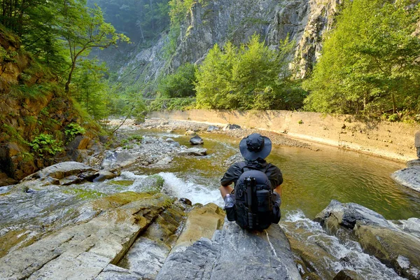 Joven Con Mochila Disfrutando Montaña Cascada — Foto de Stock