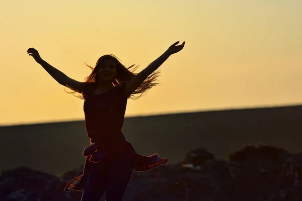 Девушка Подросток Прыгает Фоне Красивого Заката Поле — стоковое фото