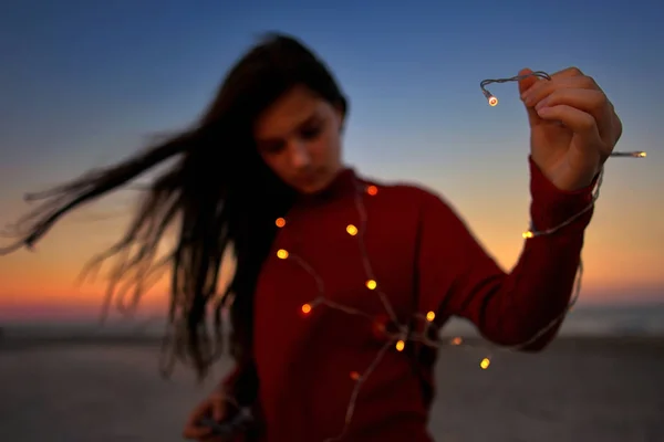 Девочка Подросток Огнями Пляже Летом — стоковое фото