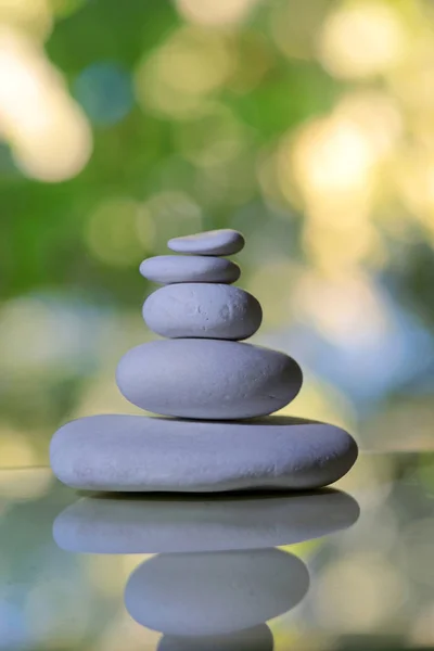 Stack White Pebble Stones Reflexion — Stock Photo, Image