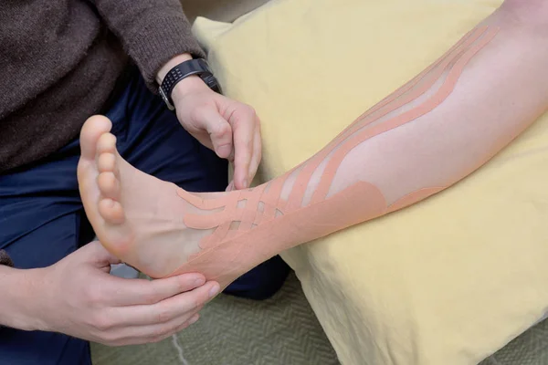 Physiotherapist Applying Kinesiology Tapes Leg — Stock Photo, Image