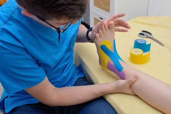 Physiotherapist Applying Kinesiology Tapes Injury Leg — Stock Photo, Image