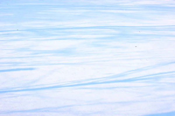 乡村雪中的蓝色阴影 — 图库照片