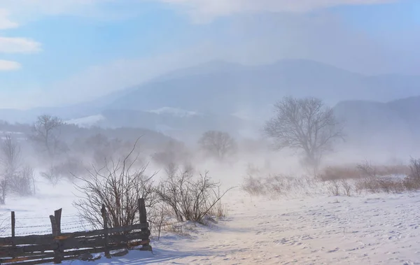 在罗马尼亚山区的风暴中的冬季田野 — 图库照片