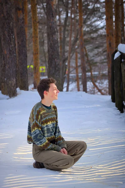 Νεαρός Άνδρας Κάθεται Στο Χιόνι Και Φράχτη Ήλιο Ακτίνες Σκιές — Φωτογραφία Αρχείου