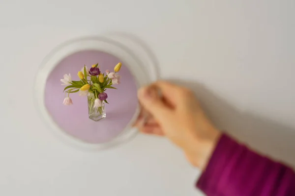 Op zoek naar de spiegel en het zien van bloemen Arrangement — Stockfoto