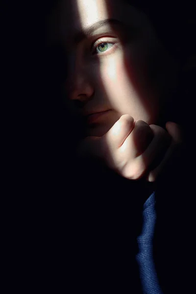 Retrato de una chica con rayos de sol en la cara — Foto de Stock