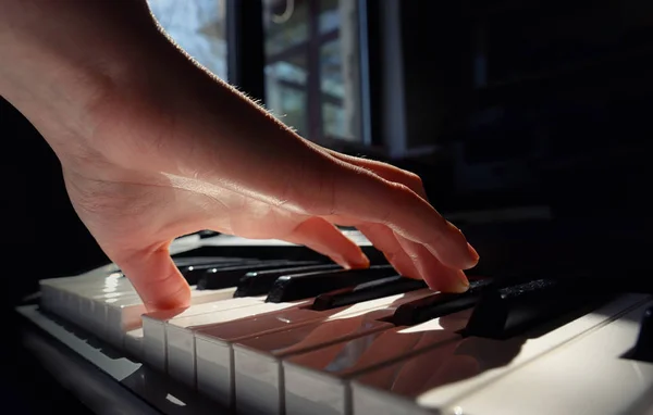 Details van hands Playing piano — Stockfoto