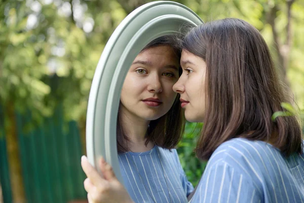 Fille regarder dans le miroir — Photo