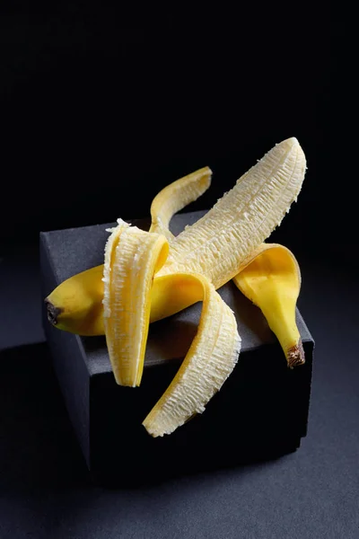 Banana abstrata sobre fundo preto — Fotografia de Stock