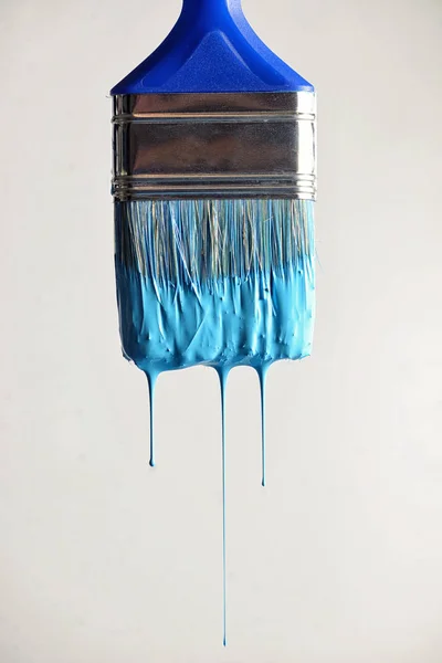 Goteando pintura azul del pincel — Foto de Stock