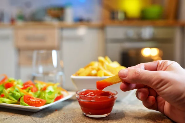 Salade en Franse frietjes — Stockfoto