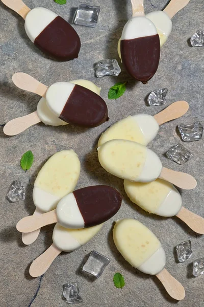 Sorvete em chocolate e esmalte de chocolate branco — Fotografia de Stock