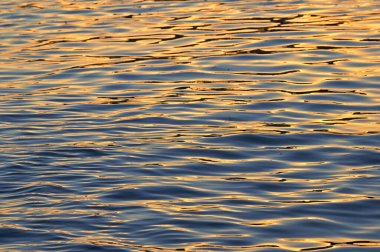 Romanya 'nın Galati kentinde Tuna Nehri gün batımında dalgalanır