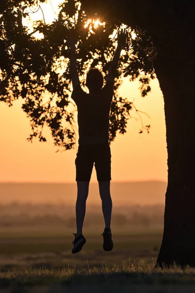 Портрет Крупным Планом Молодой Человек Один Прыгает Закате — стоковое фото