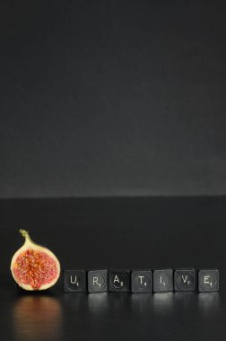 Siyah masa üzerinde İncir ve Scrabble Kelime 'den yapılan Fikir Mecazı