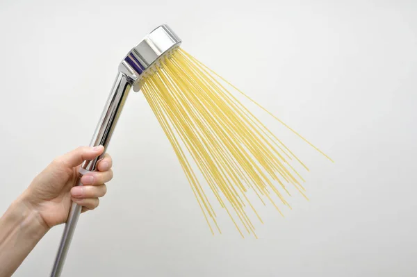 Mano Mujer Abstracta Con Ducha Plata Espaguetis Pasta Como Chorro —  Fotos de Stock