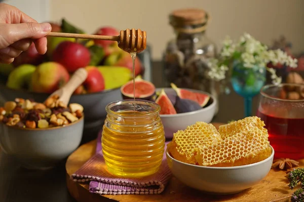 Honig Waben Tee Trockenfrüchte Und Feigen Auf Dem Herbsttisch — Stockfoto