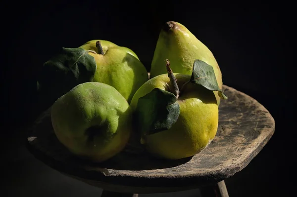 Organické Zralé Žluté Quince Ovoce Dřevěném Pozadí — Stock fotografie