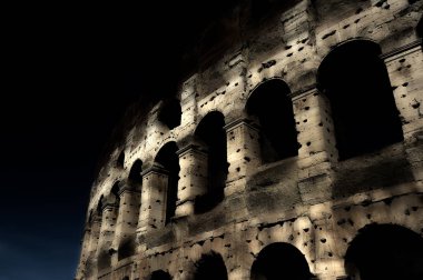 Roma'daki Colosseum (Flavius Anfitiyatro) cephe mavi saat sırasında bölümü. Gece görünümü. Rome, Lazio, İtalya
