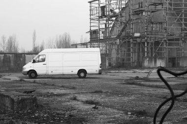 Şüpheli beyaz van terkedilmiş fabrikada taşıma.