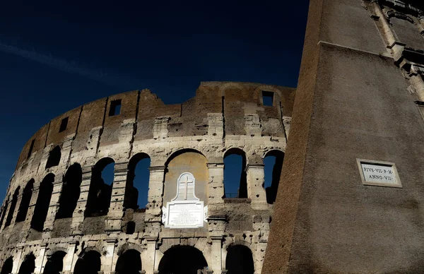 Část Fasády Koloseum Flaviovský Amfiteátr Římě Během Modré Hodiny Noční — Stock fotografie