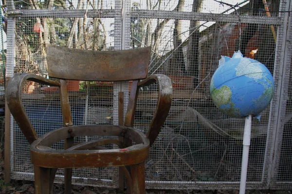 Globo Boca Abajo Silla Madera Lugar Abandonado Mundo Revés Concepto — Foto de Stock