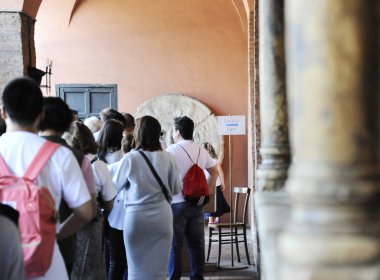 Gerçek (Bocca della Verit) ağız görmek için bekleyen ziyaretçi. Audaciously ellerini ağzına sok ziyaretçi çekiyor. Kilise Santa Maria Cosmedin'deki Roma, İtalya