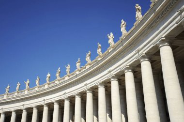 heykellerin içinde st. Meydanı (Roma, İtalya) mavi gökyüzü arka plan ile peter.